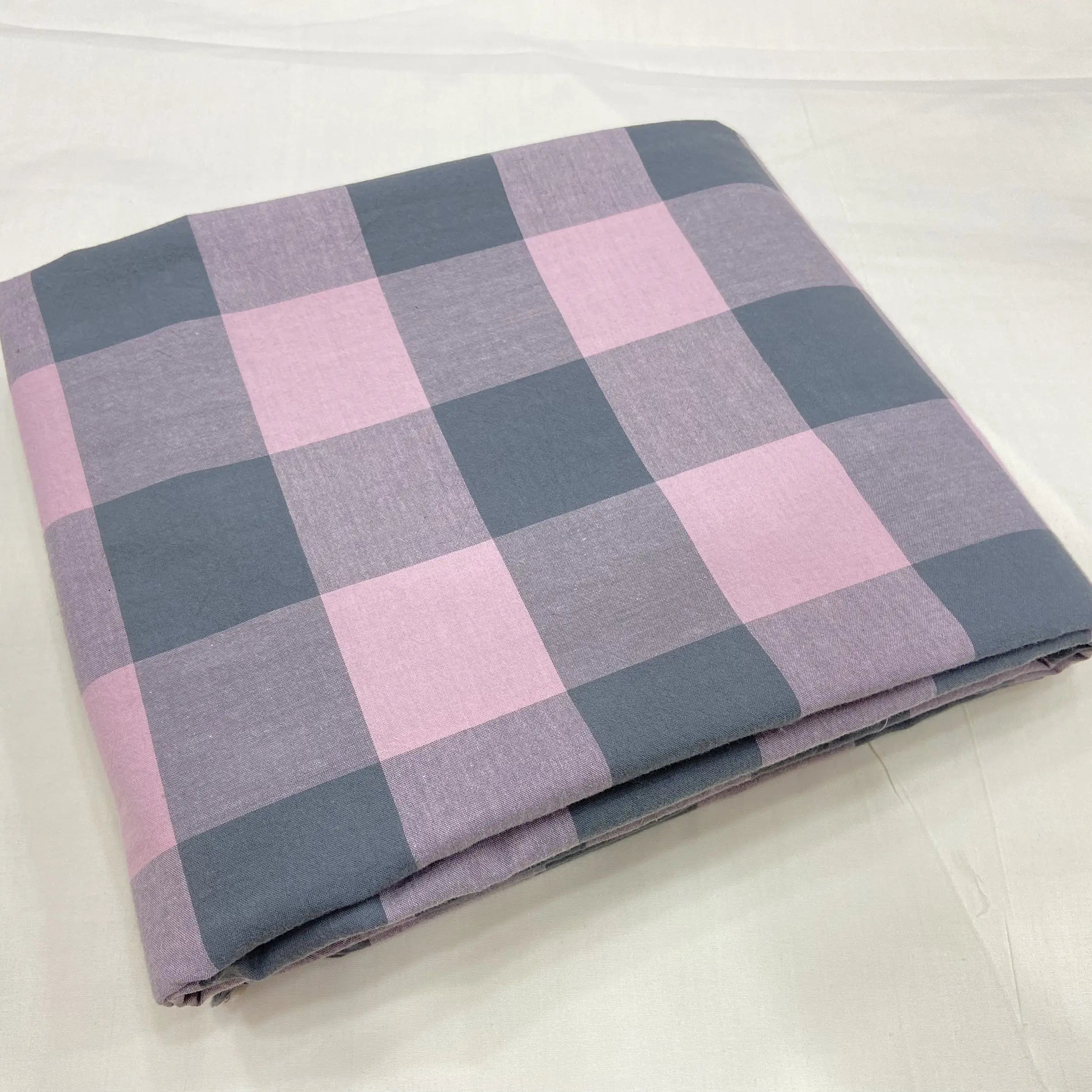 Tissu à Carreaux "Confort et Élégance"