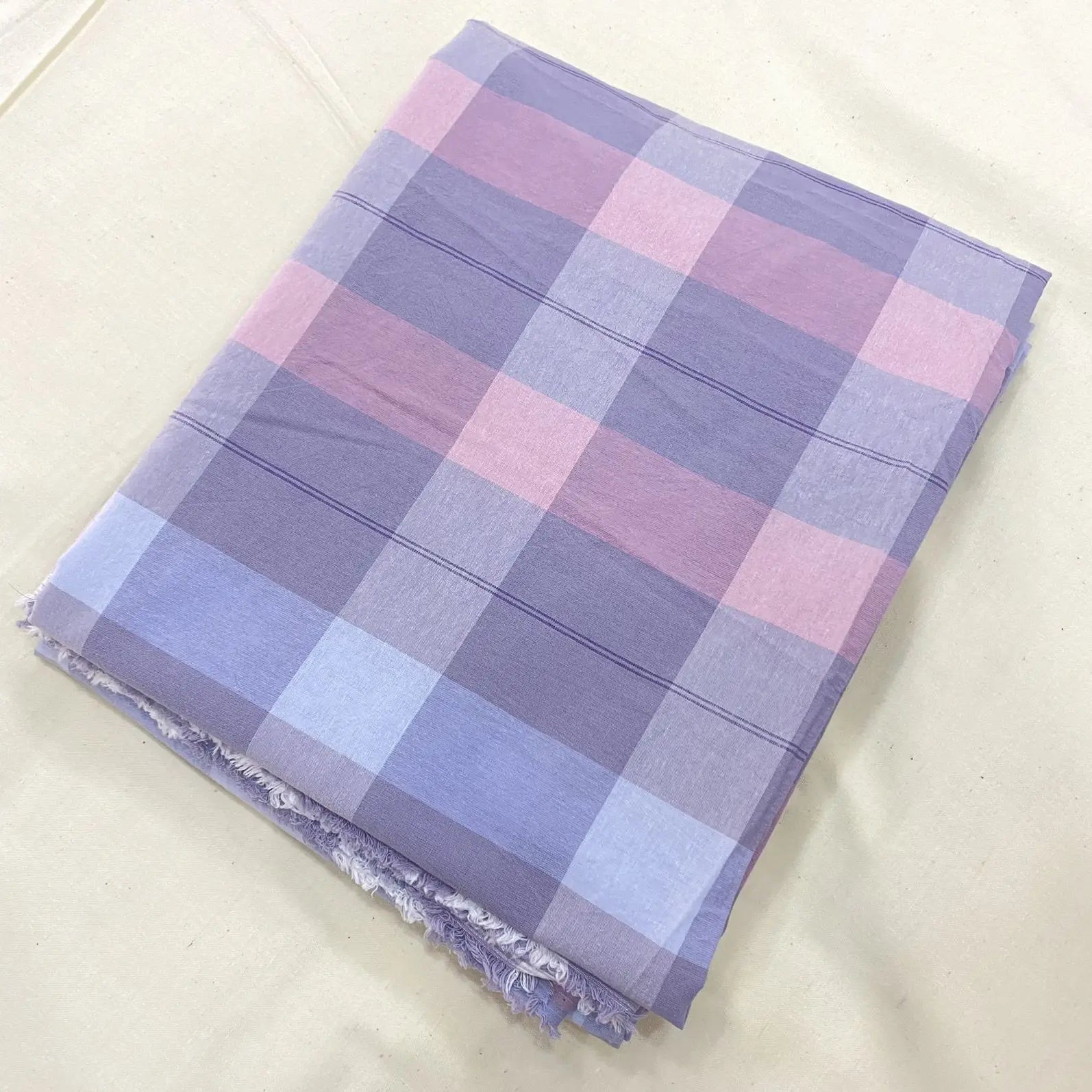 Tissu à Carreaux "Confort et Élégance"