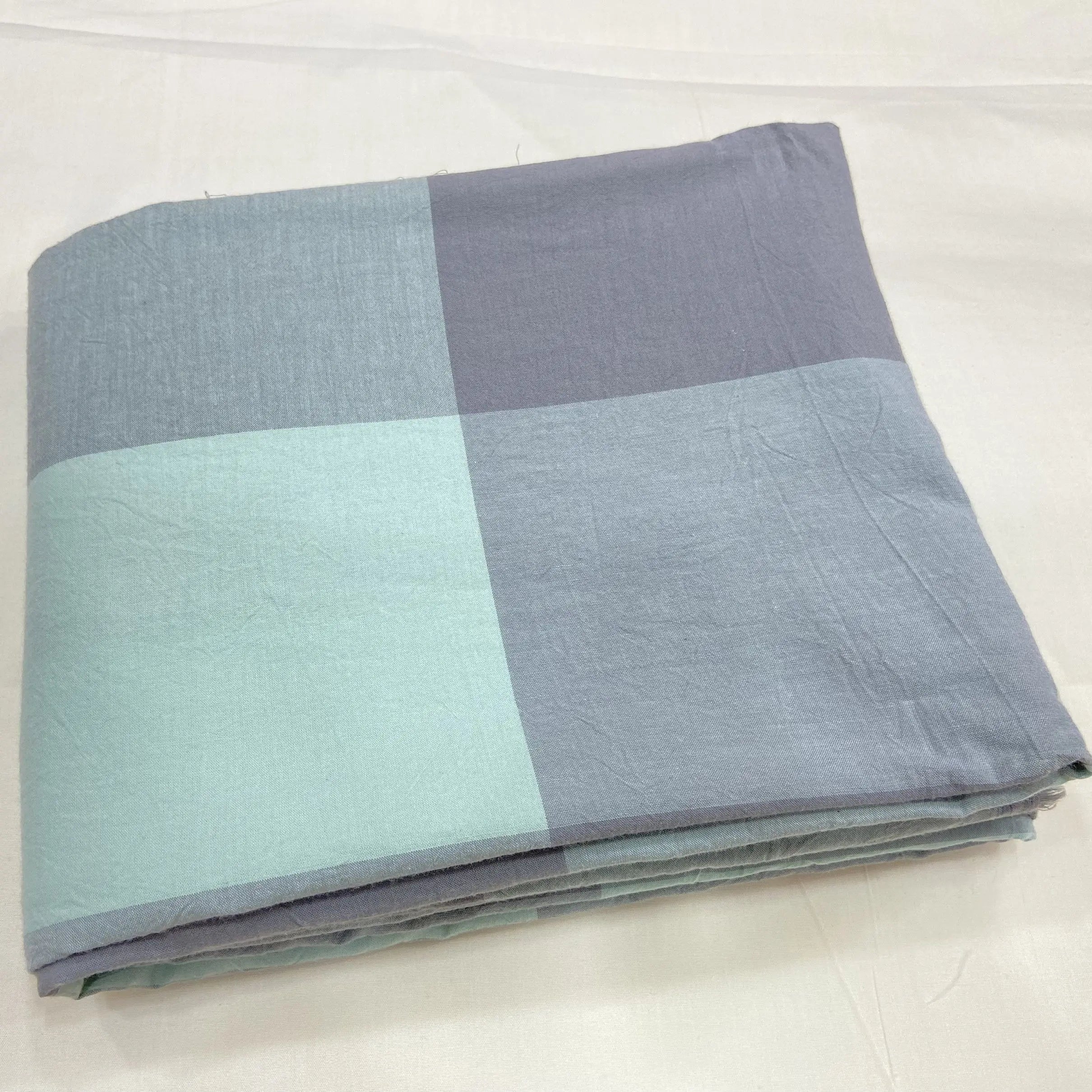 Tissu à Carreaux "Confort et Élégance"