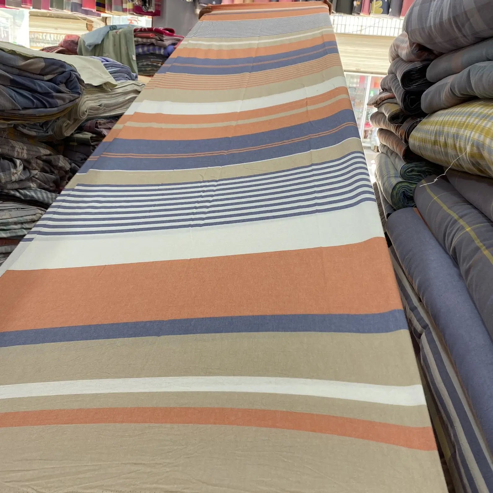 Tissu à Carreaux "Confort et Élégance"