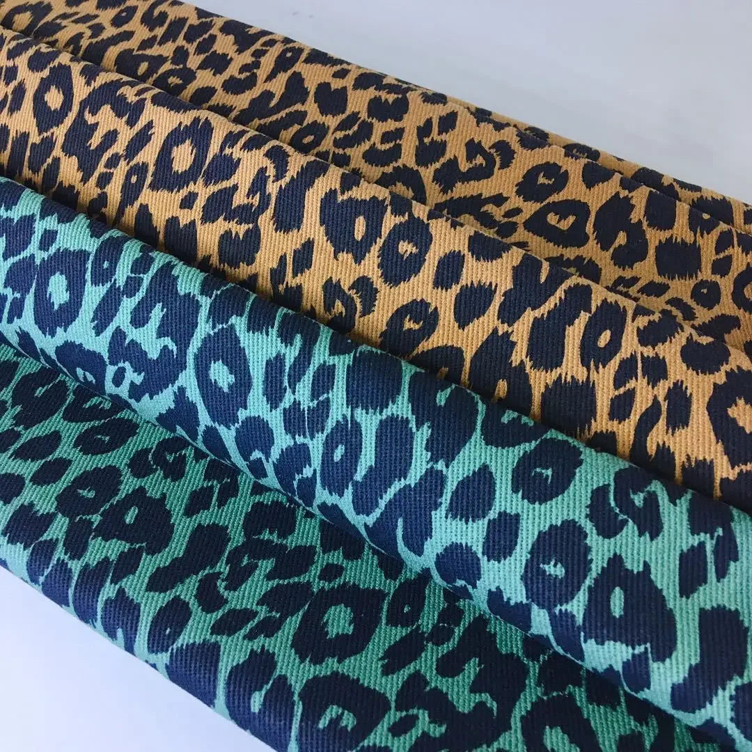 Tissu Denim Imprimé Léopard "Style et Confort"
