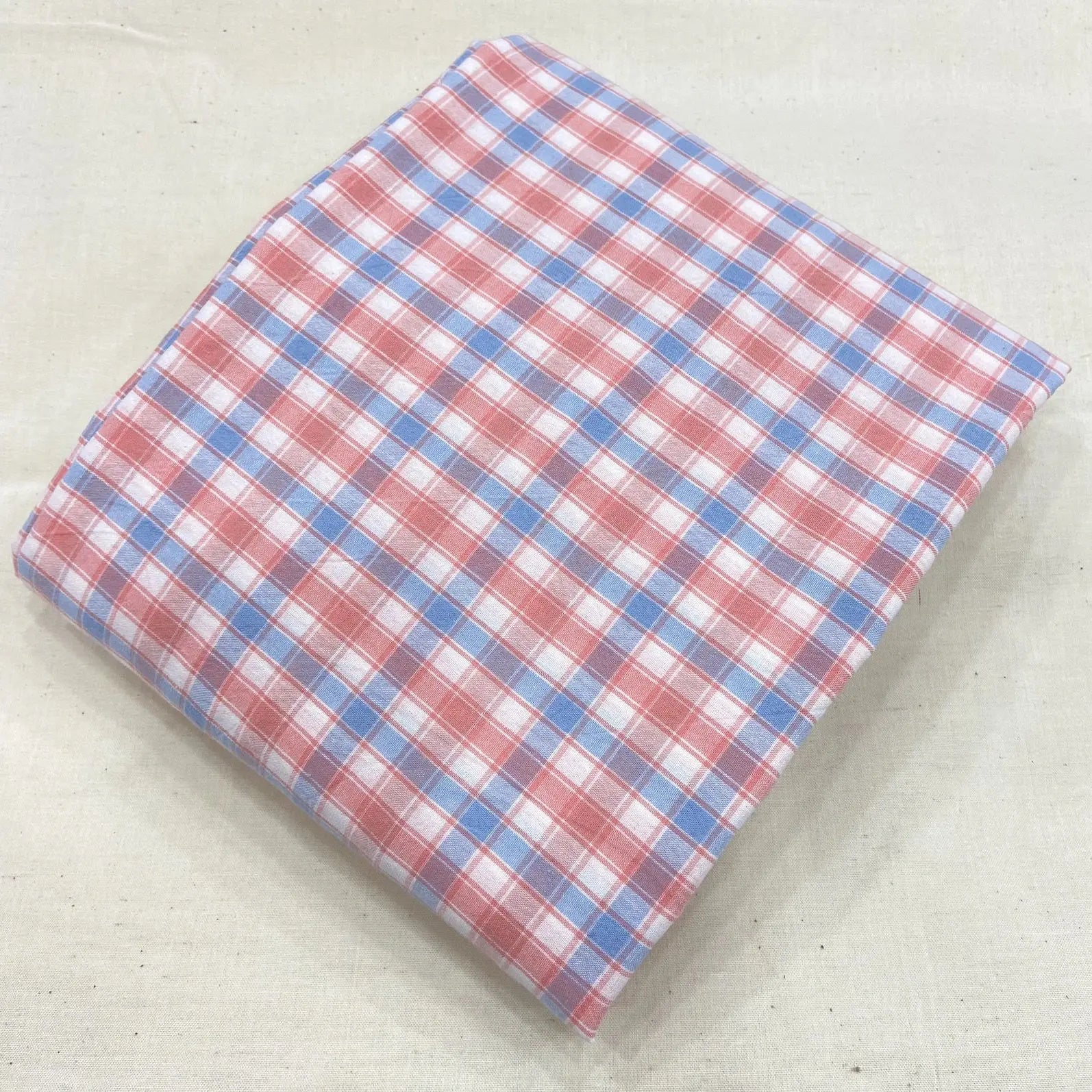 Tissu à Carreaux "Confort et Élégance"
