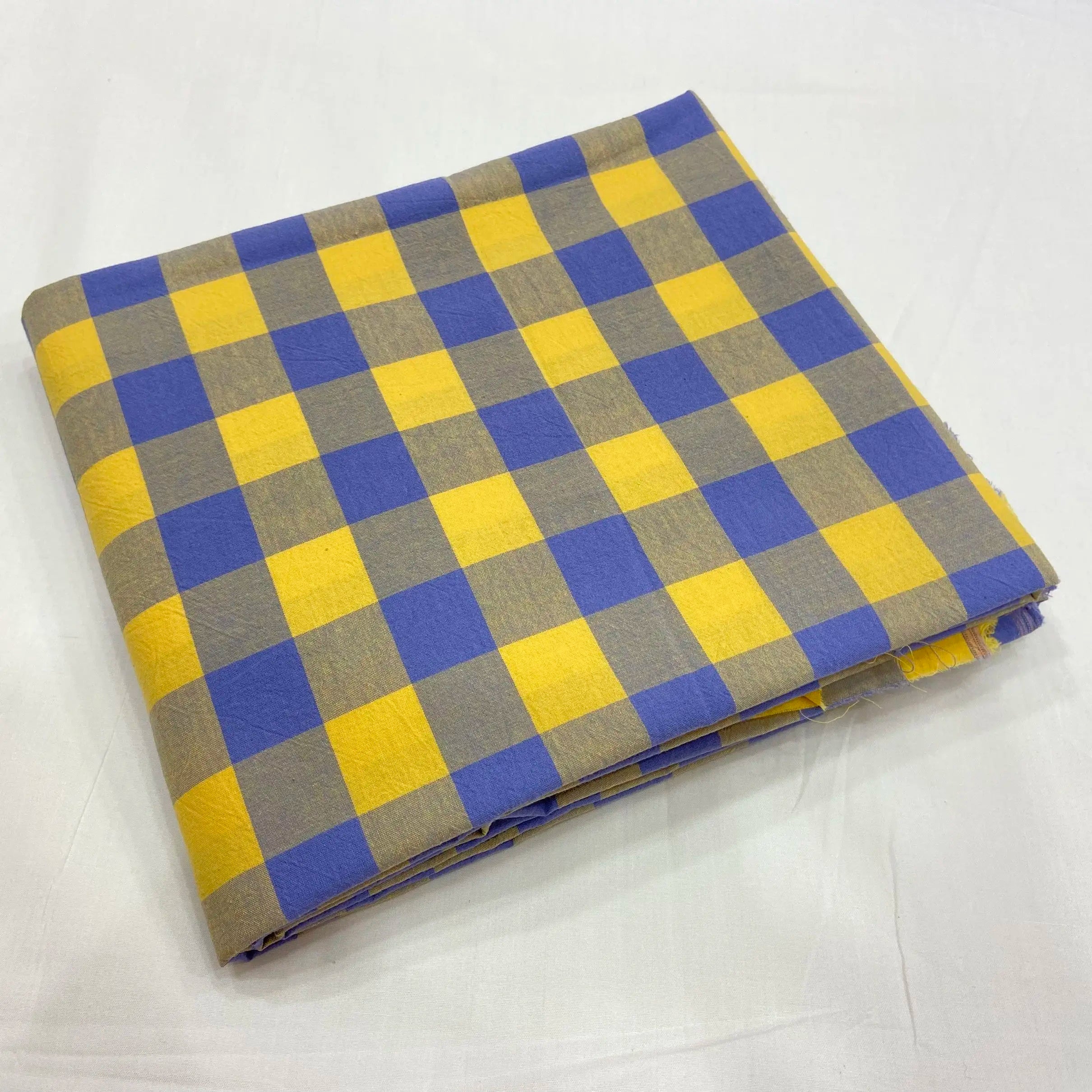 Tissu à Carreaux "Confort et Élégance"