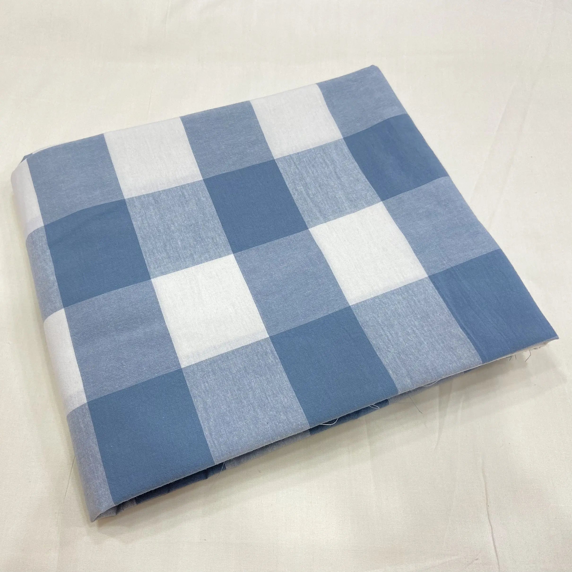 Tissu à Carreaux "Confort et Élégance"