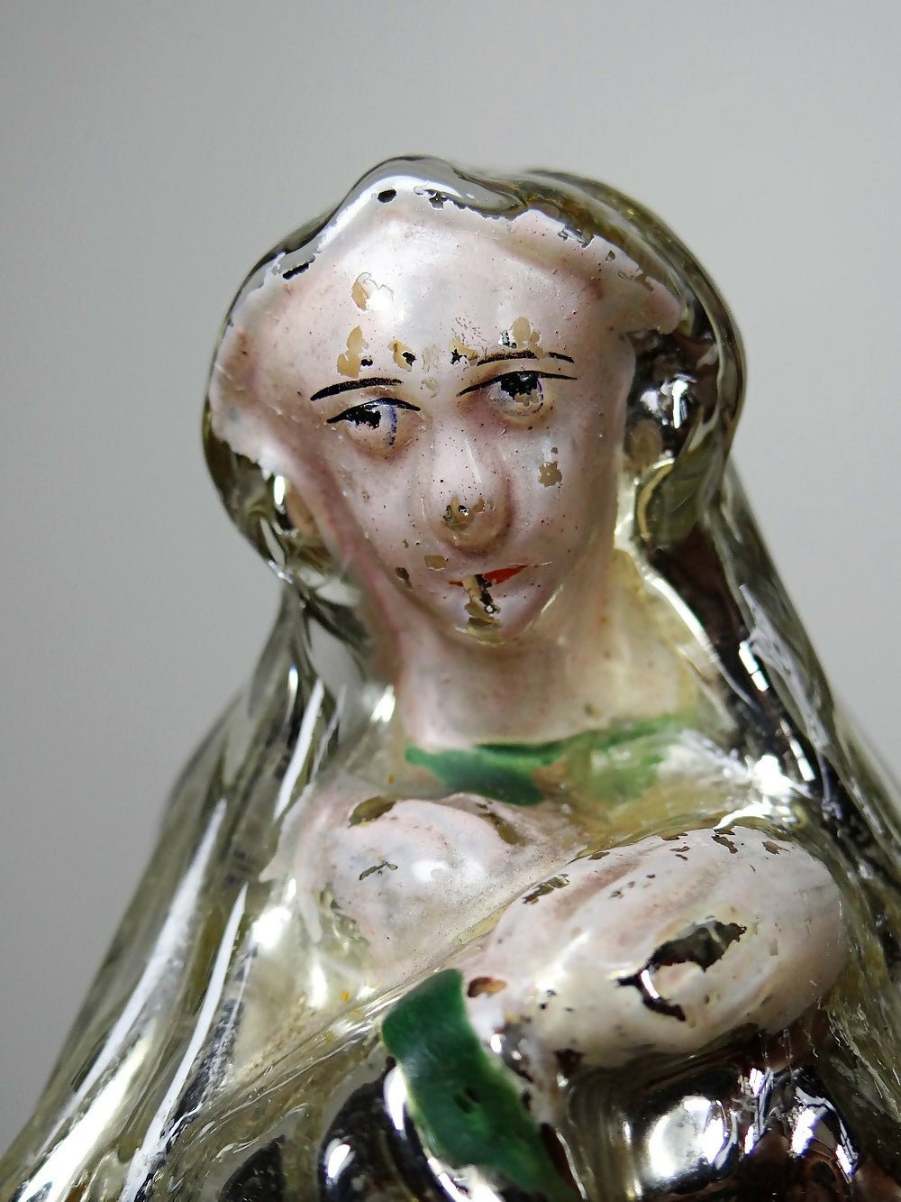 Ancienne petite vierge en verre églomisée polychrome XIXe - Ethic Atelier