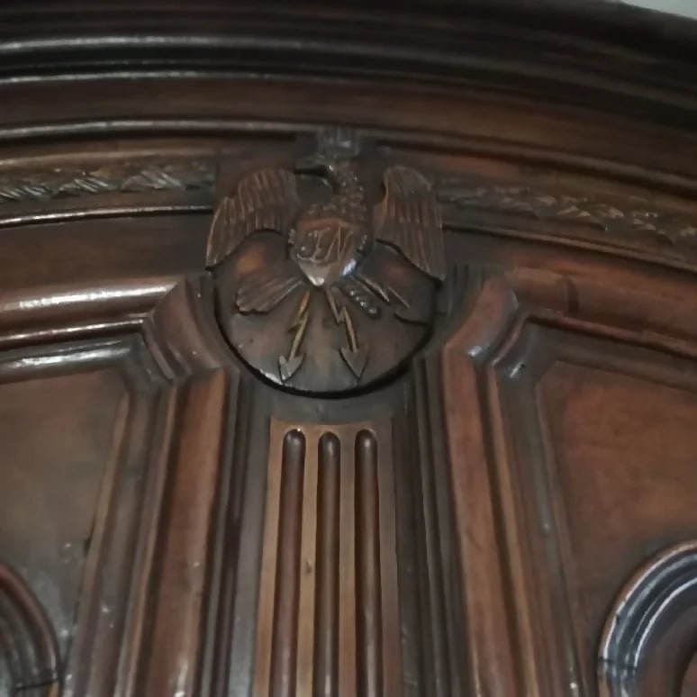 Armoire chapeau de gendarme du XVIIIe siècle en noyer - Ethic Atelier