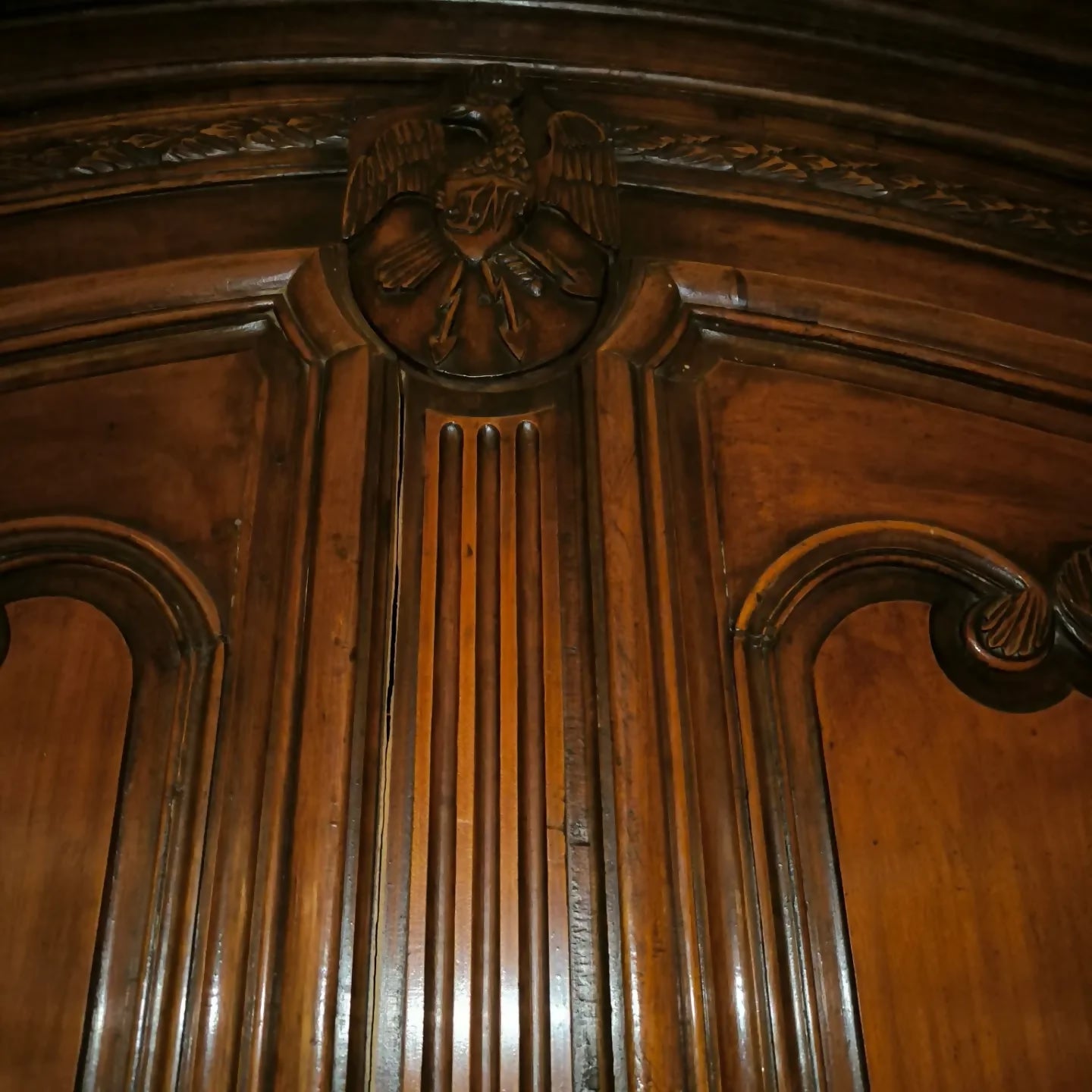 Armoire chapeau de gendarme du XVIIIe siècle en noyer - Ethic Atelier