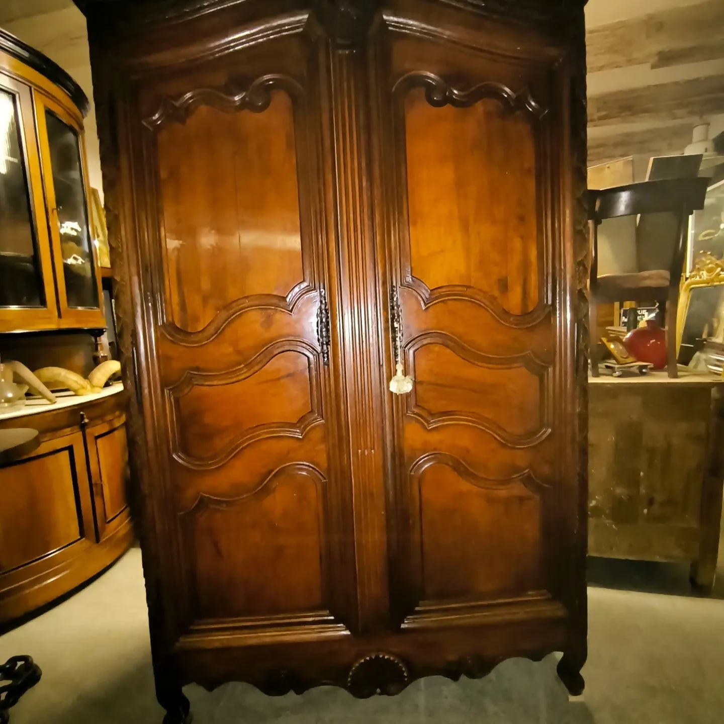 Armoire chapeau de gendarme du XVIIIe siècle en noyer - Ethic Atelier