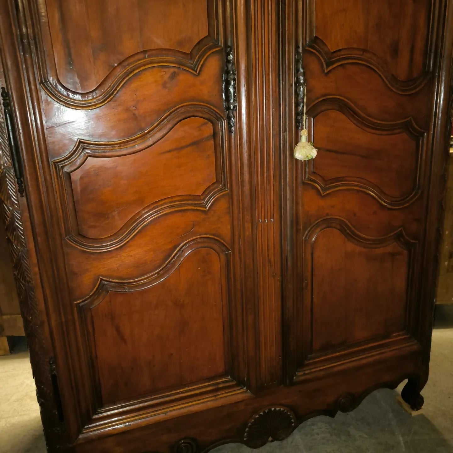 Armoire chapeau de gendarme du XVIIIe siècle en noyer - Ethic Atelier