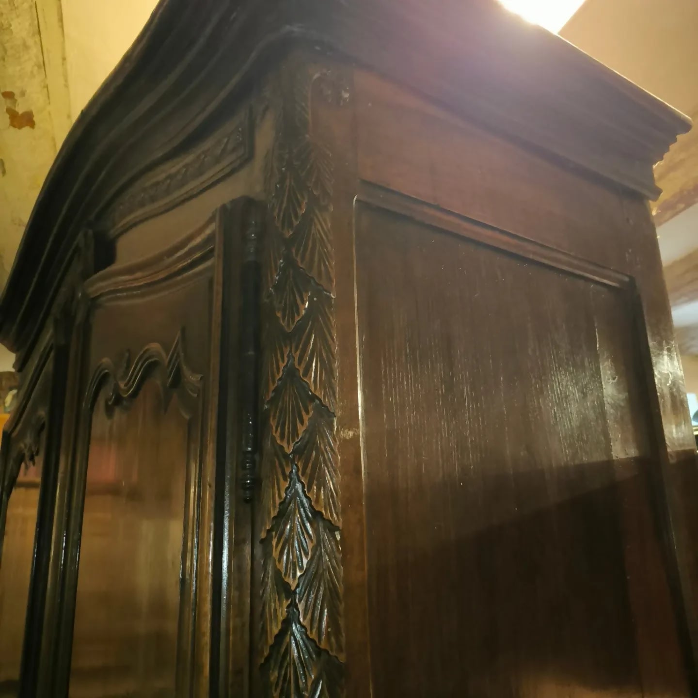 Armoire chapeau de gendarme du XVIIIe siècle en noyer - Ethic Atelier