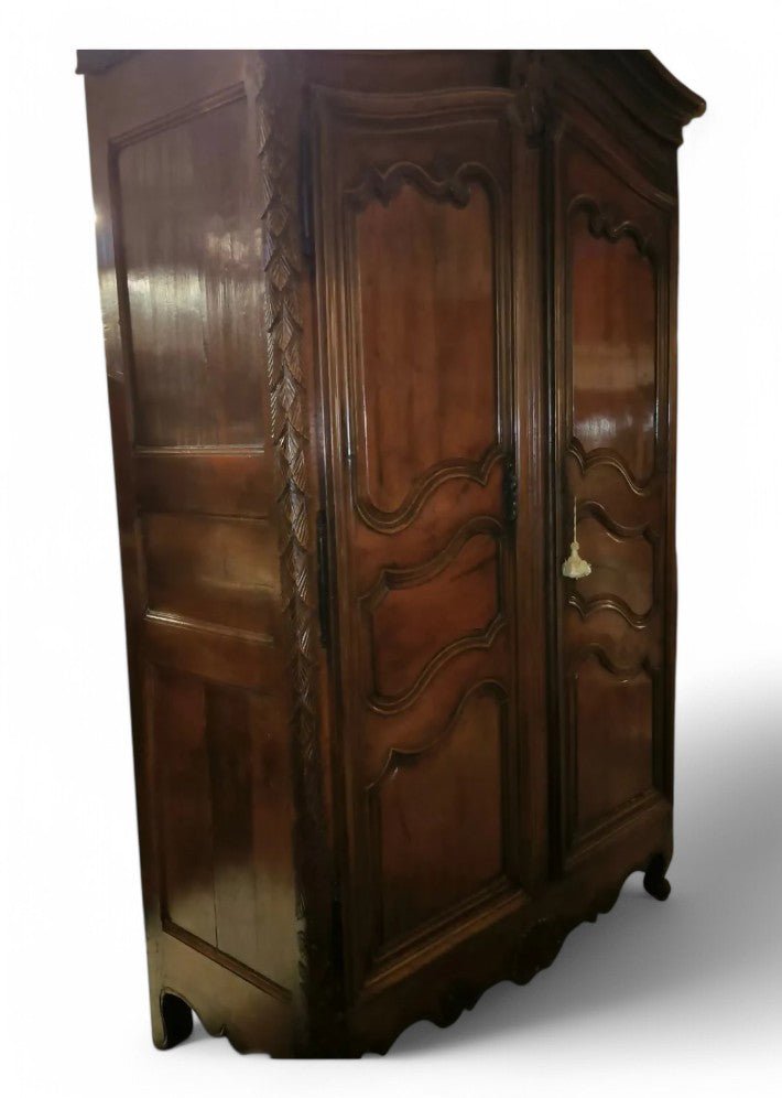 Armoire chapeau de gendarme du XVIIIe siècle en noyer - Ethic Atelier