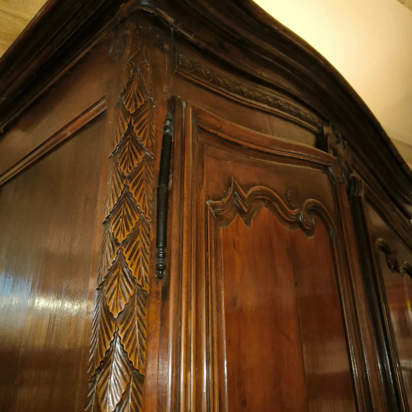 Armoire chapeau de gendarme du XVIIIe siècle en noyer - Ethic Atelier