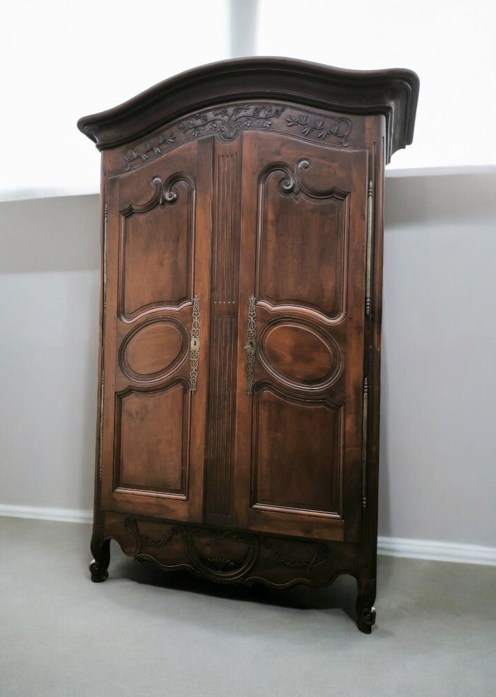 Armoire chapeau gendarme en noyer XVIII siecle - Ethic Atelier