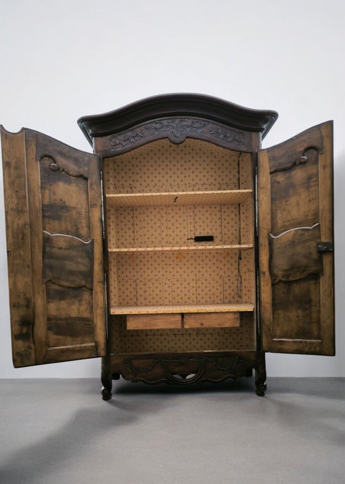 Armoire chapeau gendarme en noyer XVIII siecle - Ethic Atelier