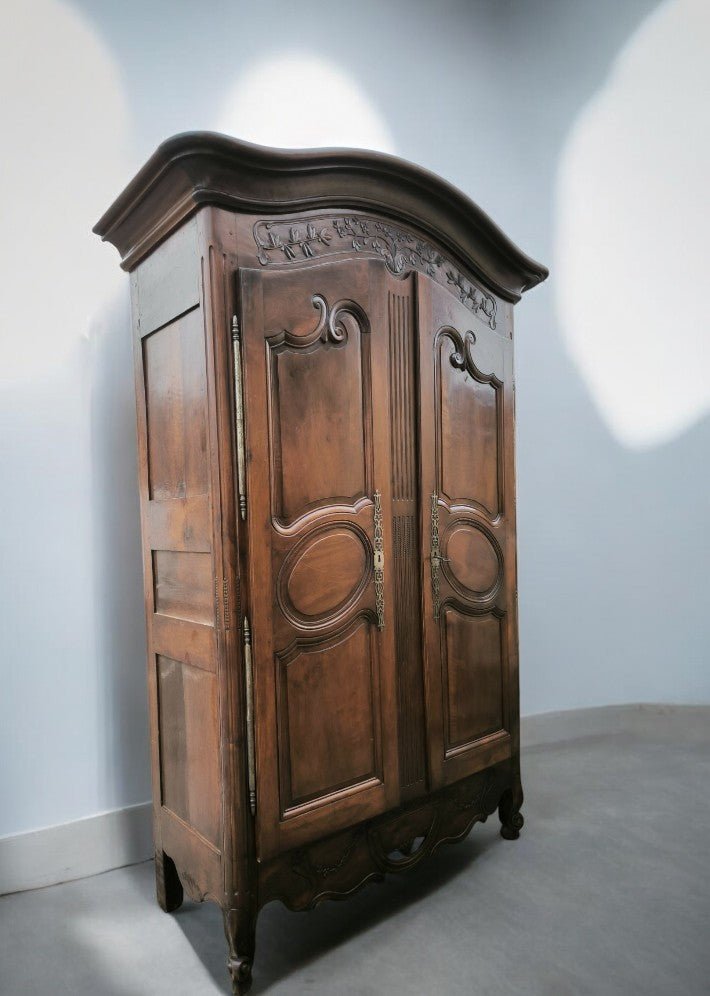 Armoire chapeau gendarme en noyer XVIII siecle - Ethic Atelier