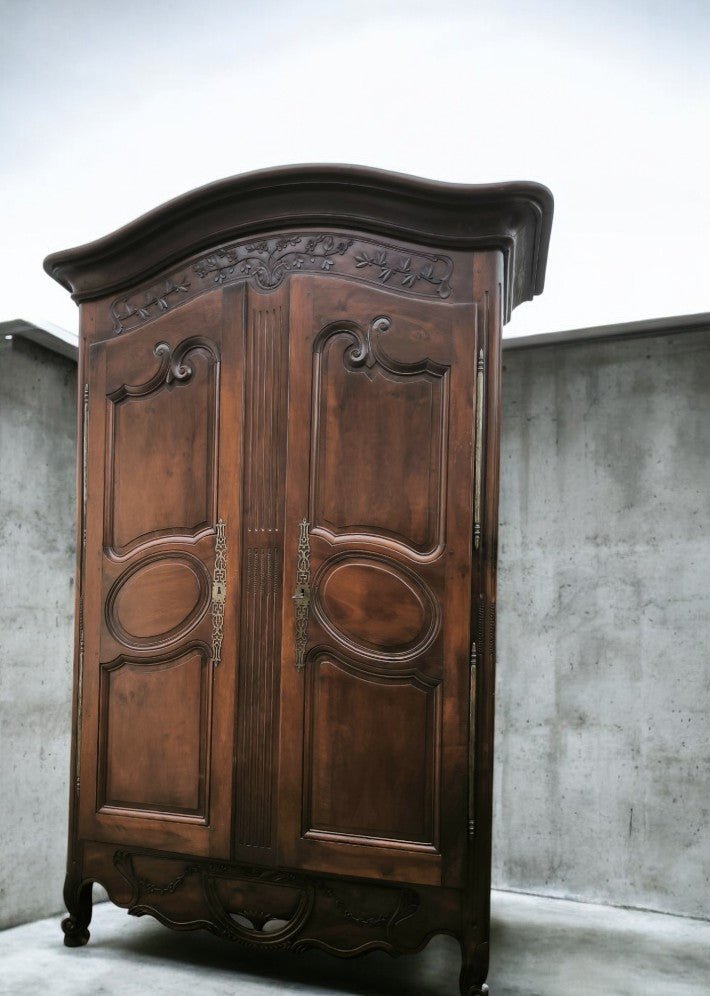 Armoire chapeau gendarme en noyer XVIII siecle - Ethic Atelier