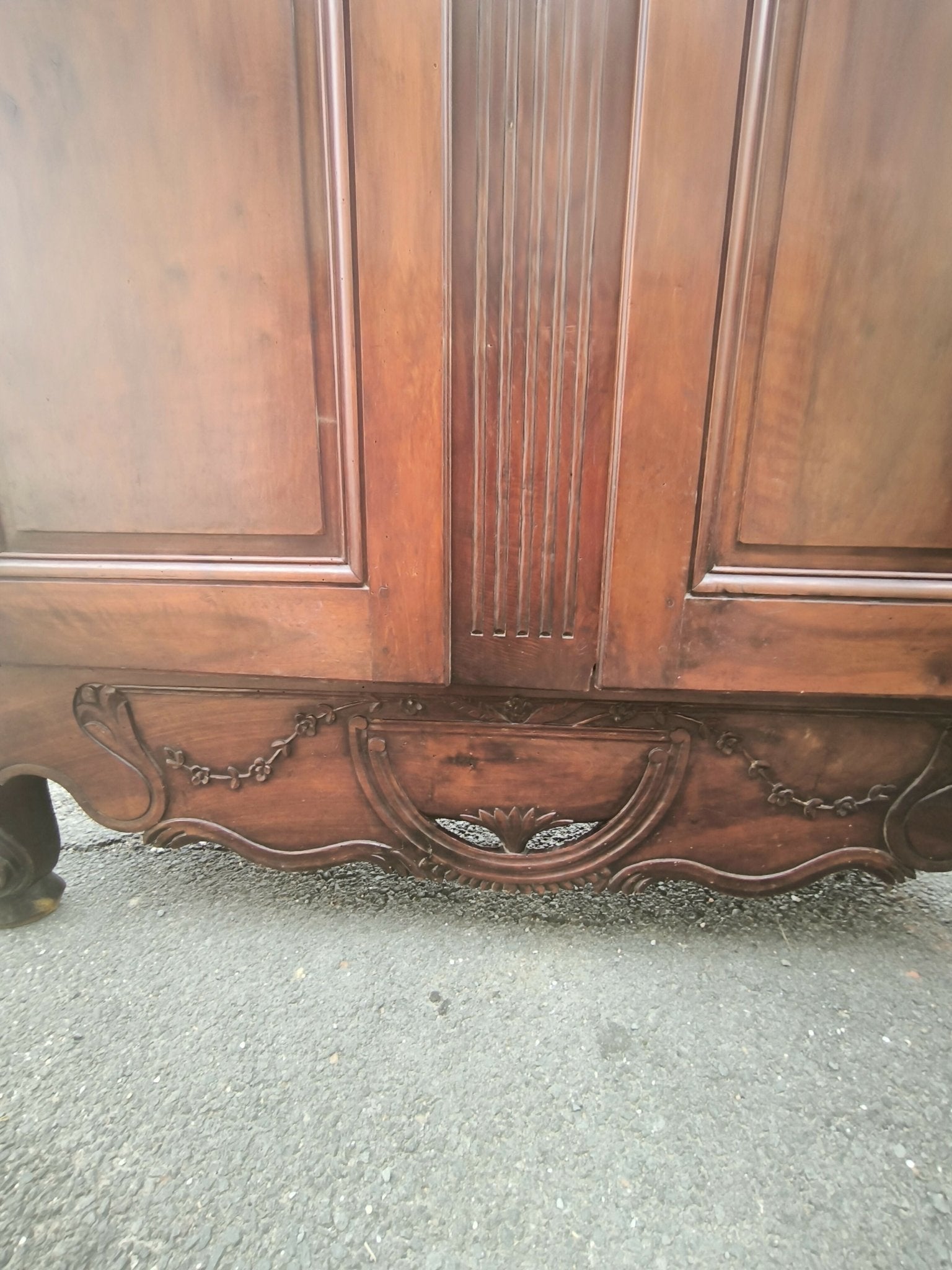 Armoire chapeau gendarme en noyer XVIII siecle - Ethic Atelier