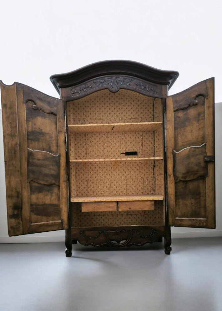 Armoire chapeau gendarme en noyer XVIII siecle - Ethic Atelier