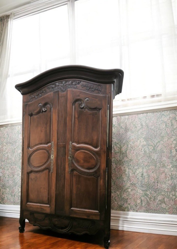 Armoire chapeau gendarme en noyer XVIII siecle - Ethic Atelier