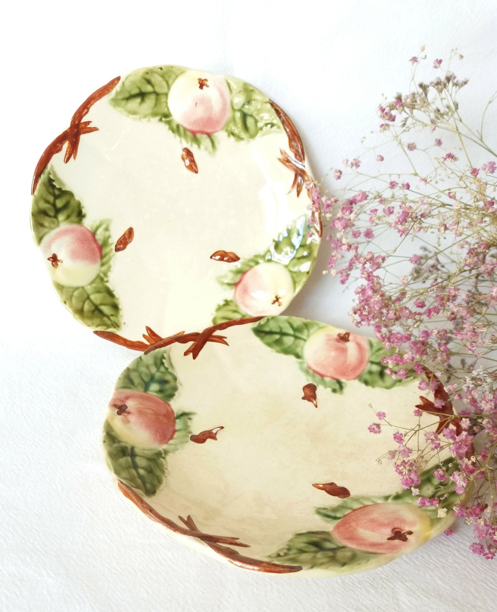 Assiettes en barbotine décor pomme - Choisy le Roi - Fin XIXe - Ethic Atelier