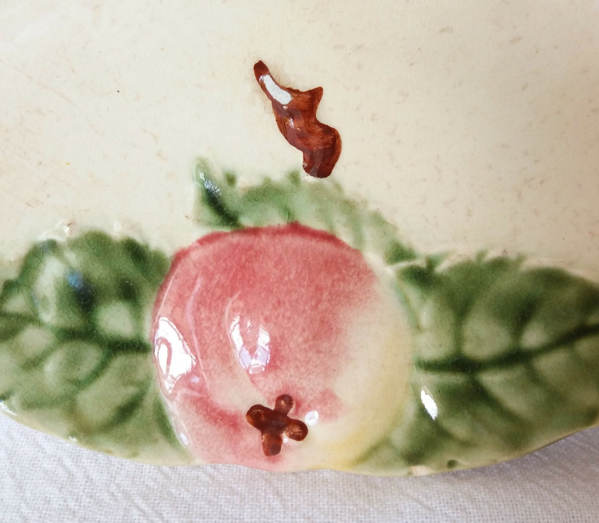 Assiettes en barbotine décor pomme - Choisy le Roi - Fin XIXe - Ethic Atelier