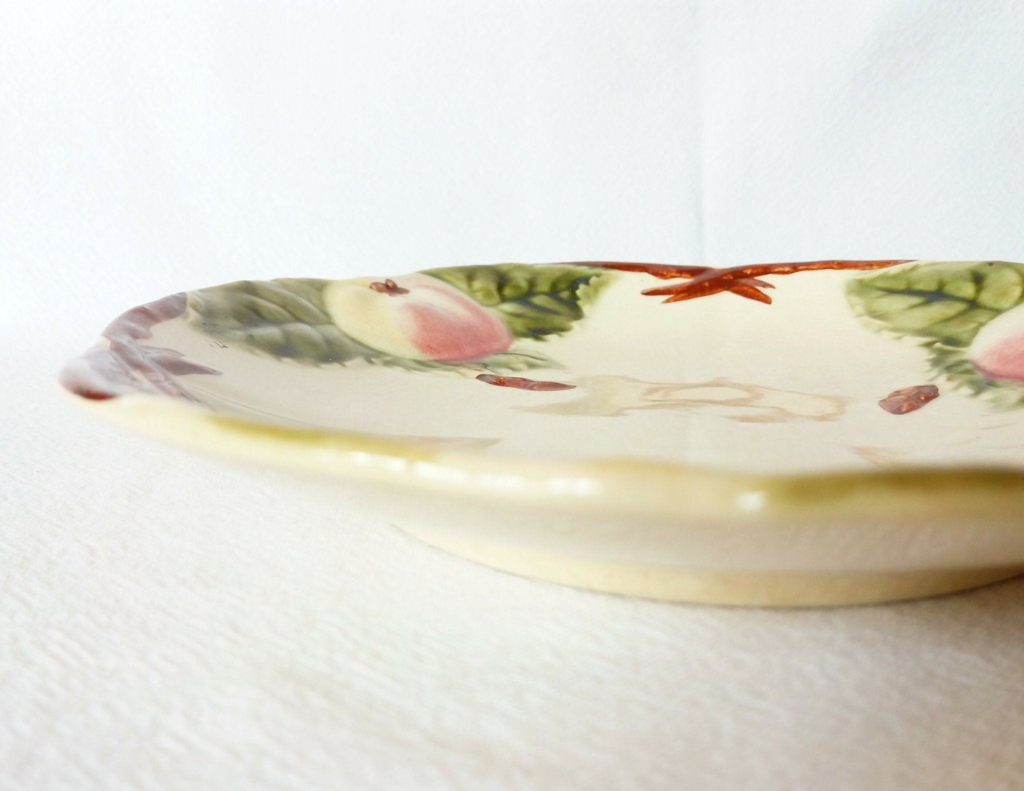 Assiettes en barbotine décor pomme - Choisy le Roi - Fin XIXe - Ethic Atelier