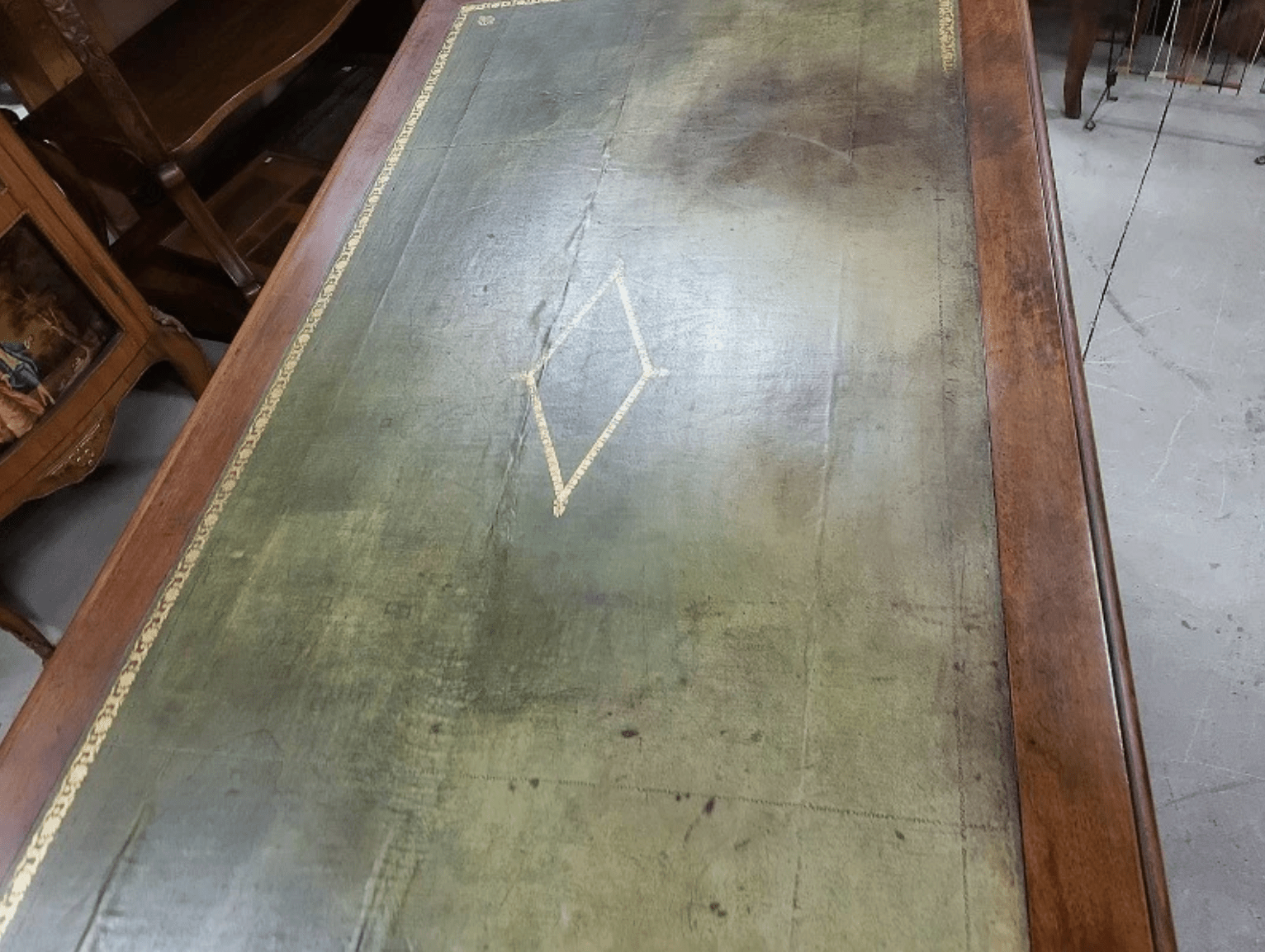 Bureau plat à 9 tiroirs en noyer avec plateau en cuir - Ethic Atelier