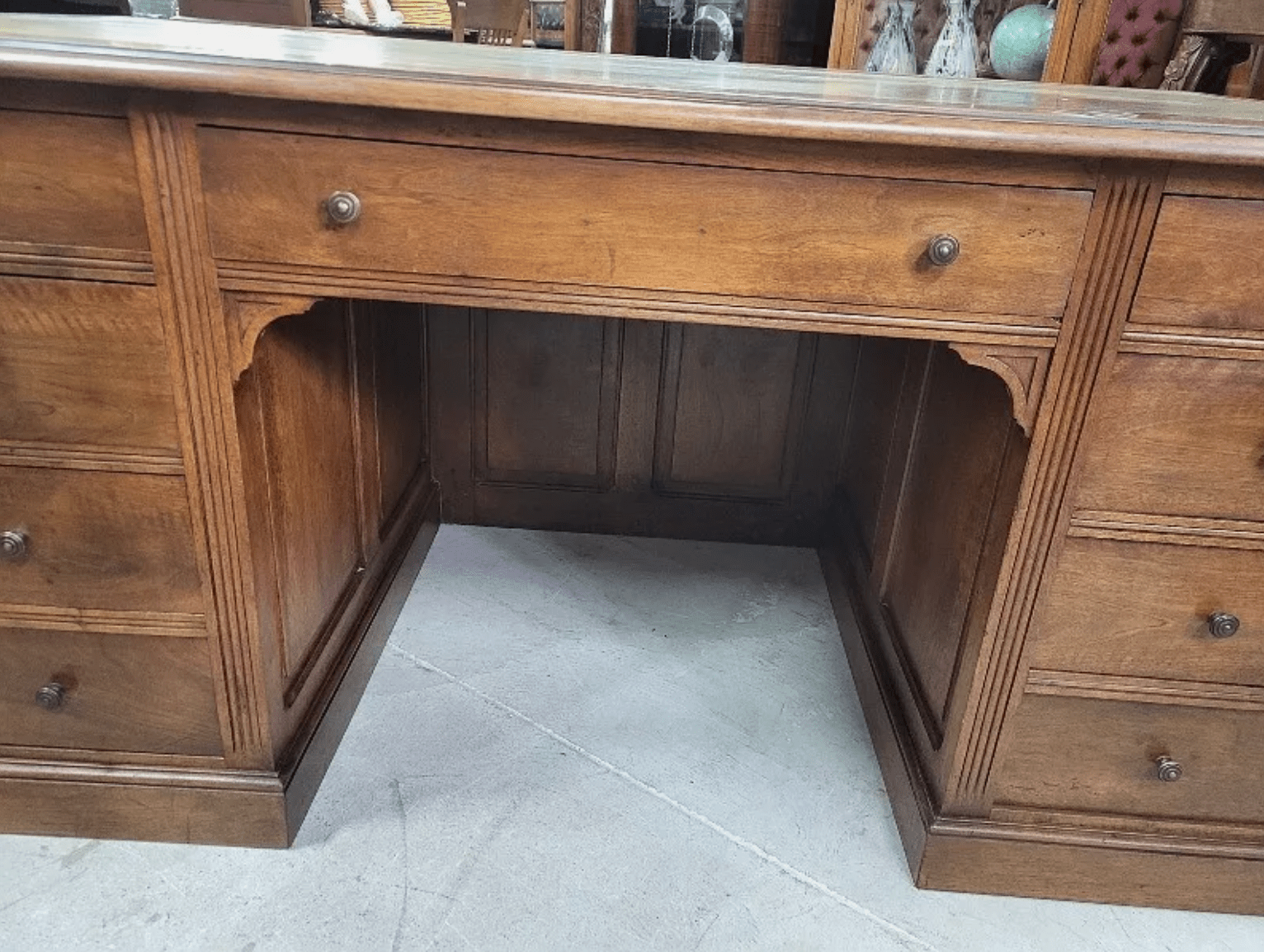 Bureau plat à 9 tiroirs en noyer avec plateau en cuir - Ethic Atelier