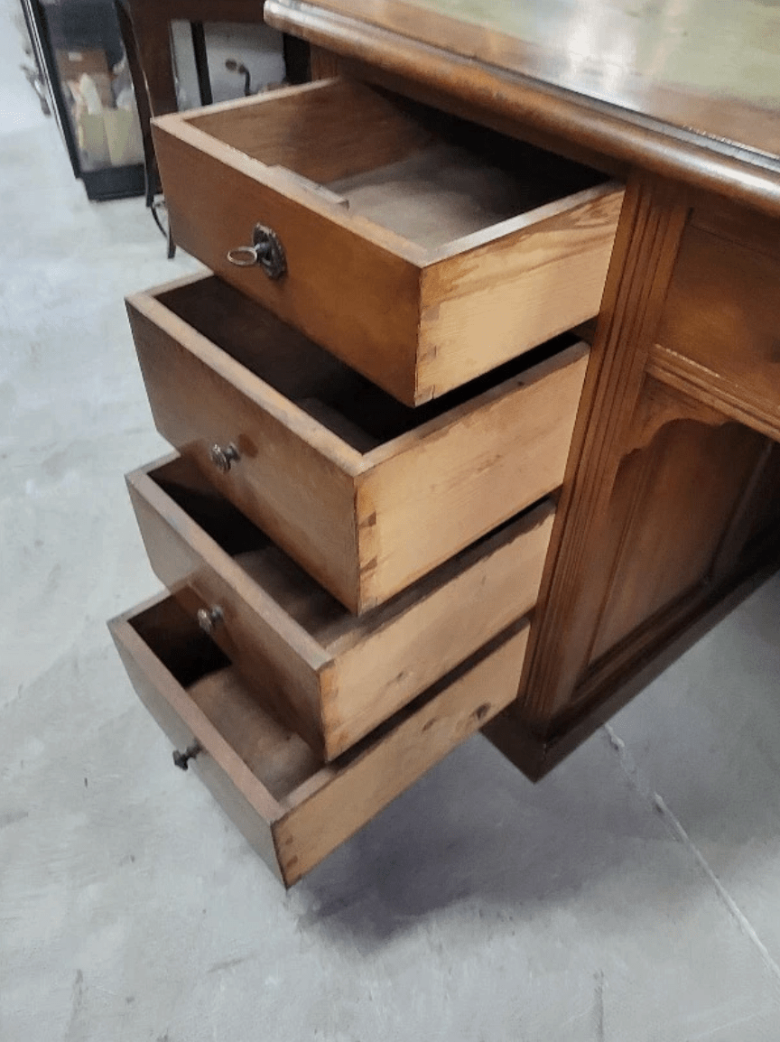 Bureau plat à 9 tiroirs en noyer avec plateau en cuir - Ethic Atelier