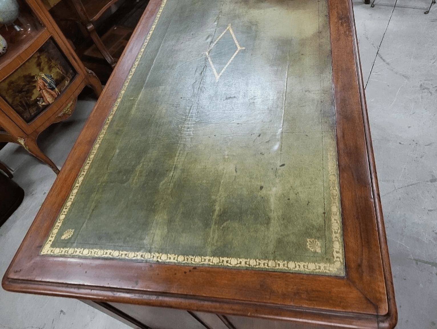 Bureau plat à 9 tiroirs en noyer avec plateau en cuir - Ethic Atelier