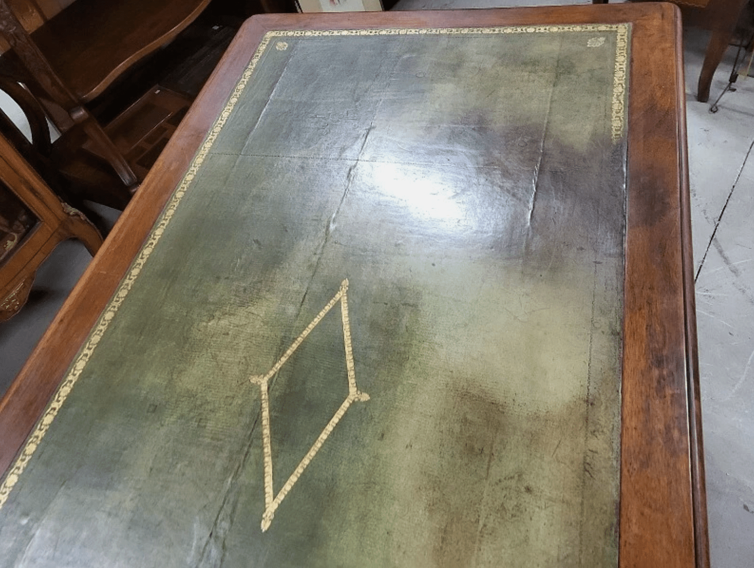 Bureau plat à 9 tiroirs en noyer avec plateau en cuir - Ethic Atelier