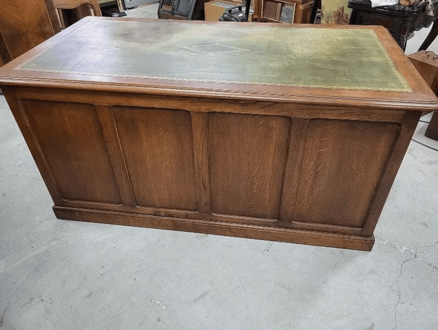 Bureau plat à 9 tiroirs en noyer avec plateau en cuir - Ethic Atelier