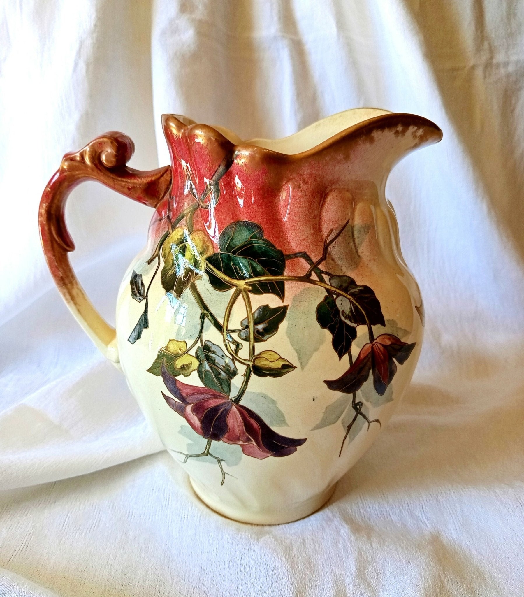 Grand broc décor clématites polychrome - Fin XIXe début XXe - Ethic Atelier