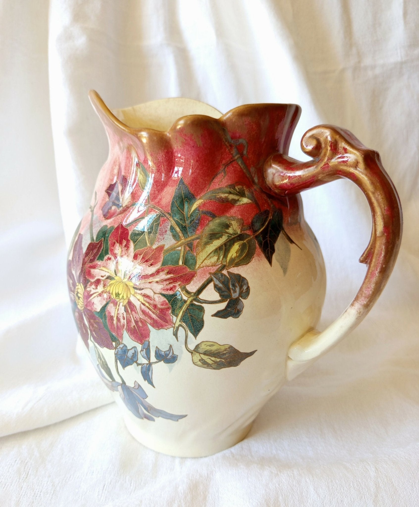 Grand broc décor clématites polychrome - Fin XIXe début XXe - Ethic Atelier