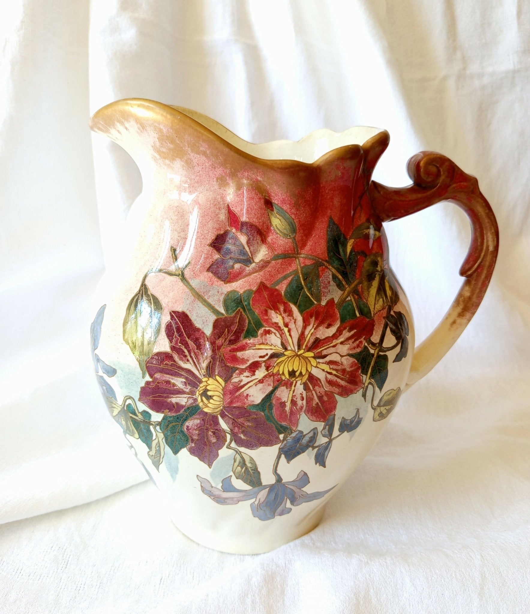 Grand broc décor clématites polychrome - Fin XIXe début XXe - Ethic Atelier