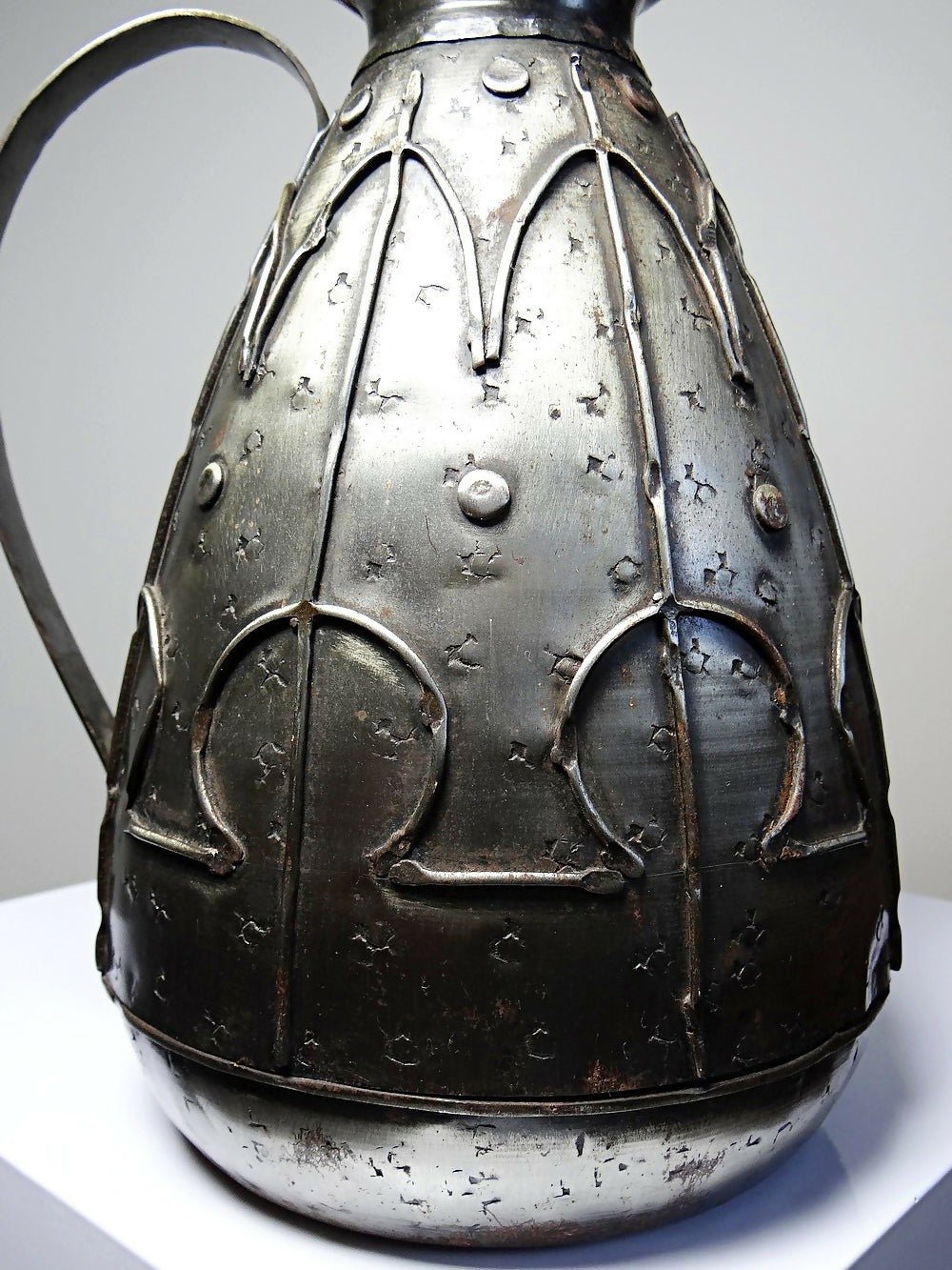 Grand pichet en taule métal ancien Arts & Crafts Alpha et Omega Brutaliste - Ethic Atelier