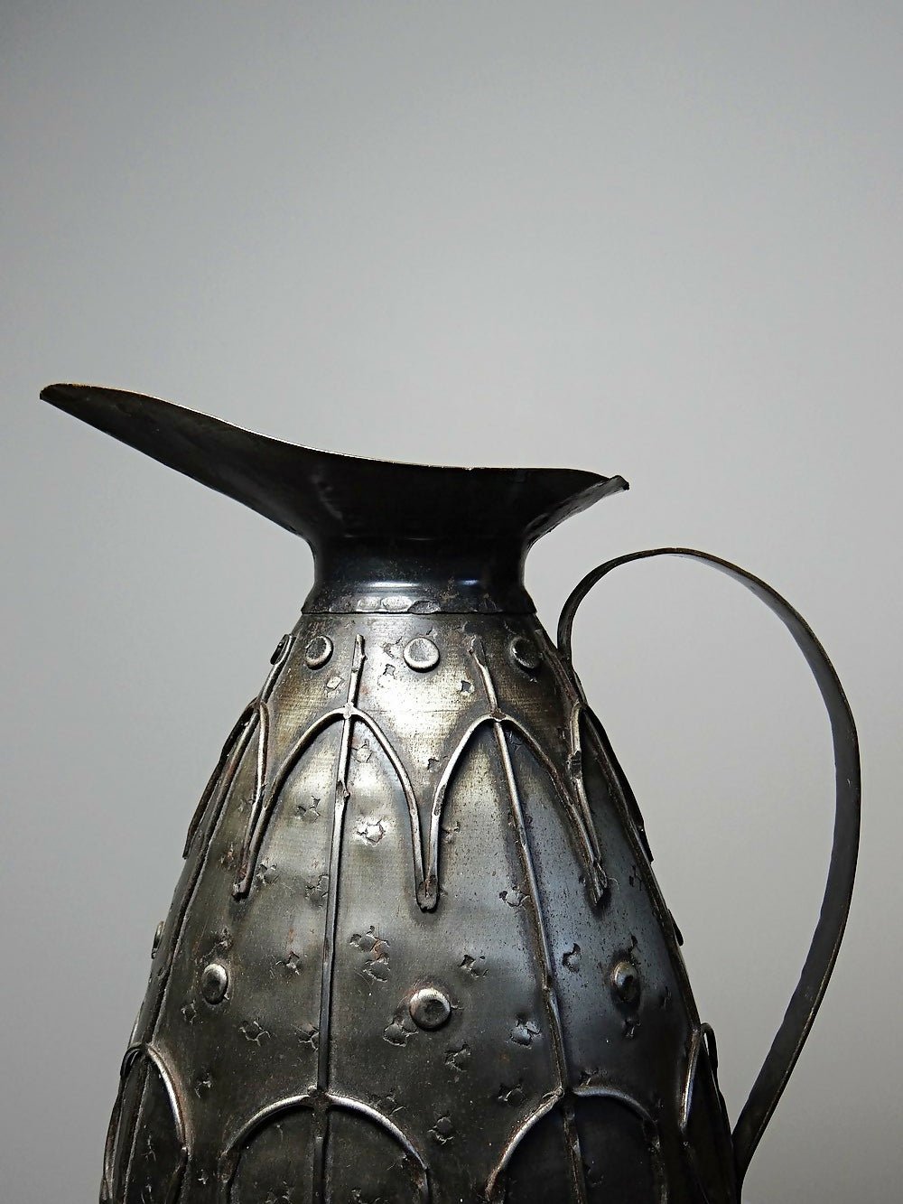 Grand pichet en taule métal ancien Arts & Crafts Alpha et Omega Brutaliste - Ethic Atelier