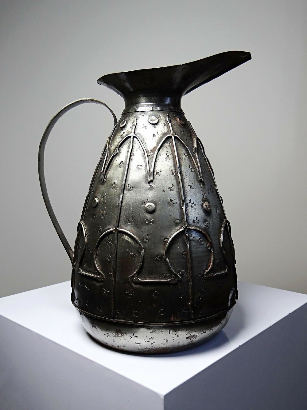 Grand pichet en taule métal ancien Arts & Crafts Alpha et Omega Brutaliste - Ethic Atelier