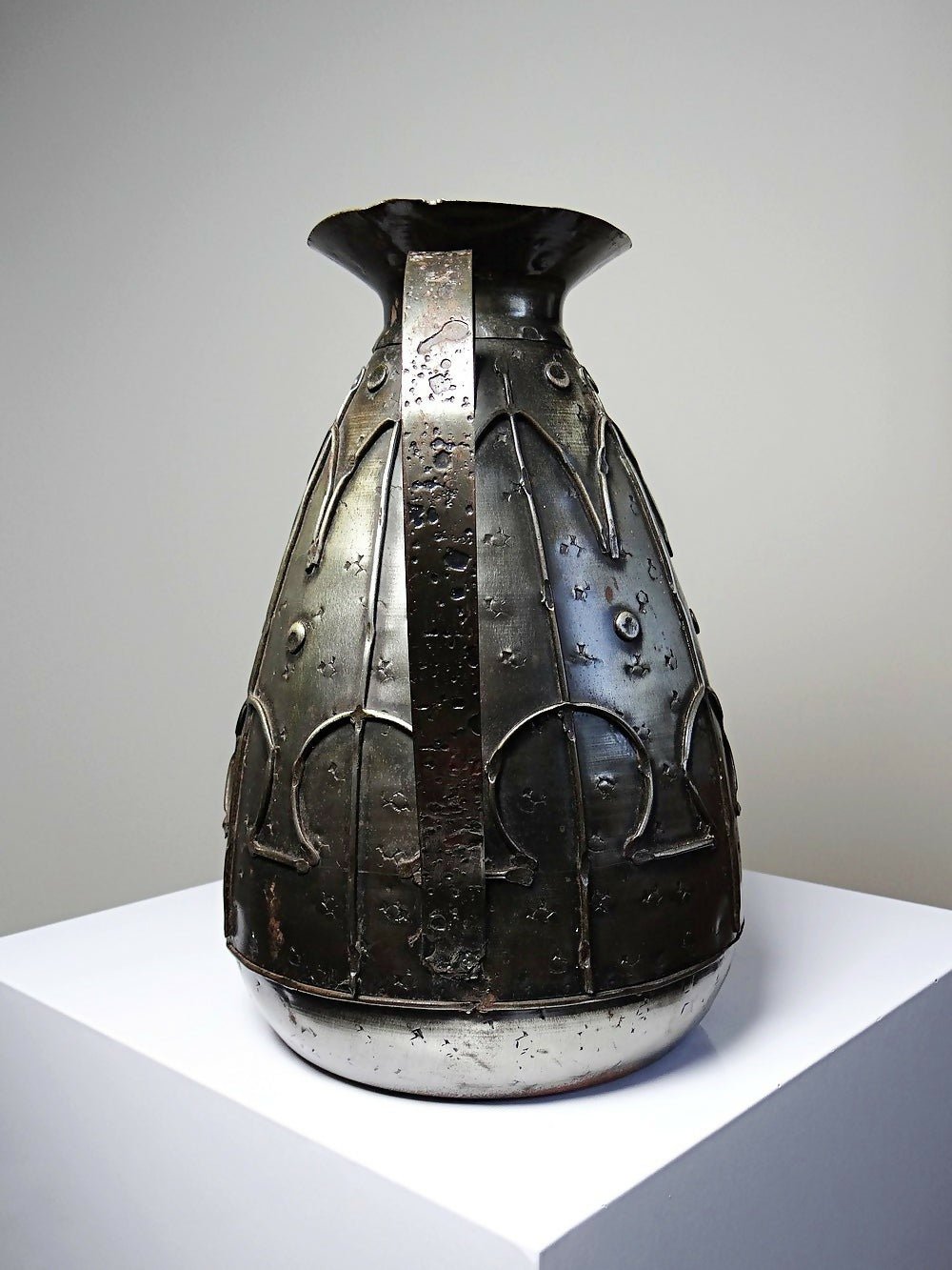 Grand pichet en taule métal ancien Arts & Crafts Alpha et Omega Brutaliste - Ethic Atelier