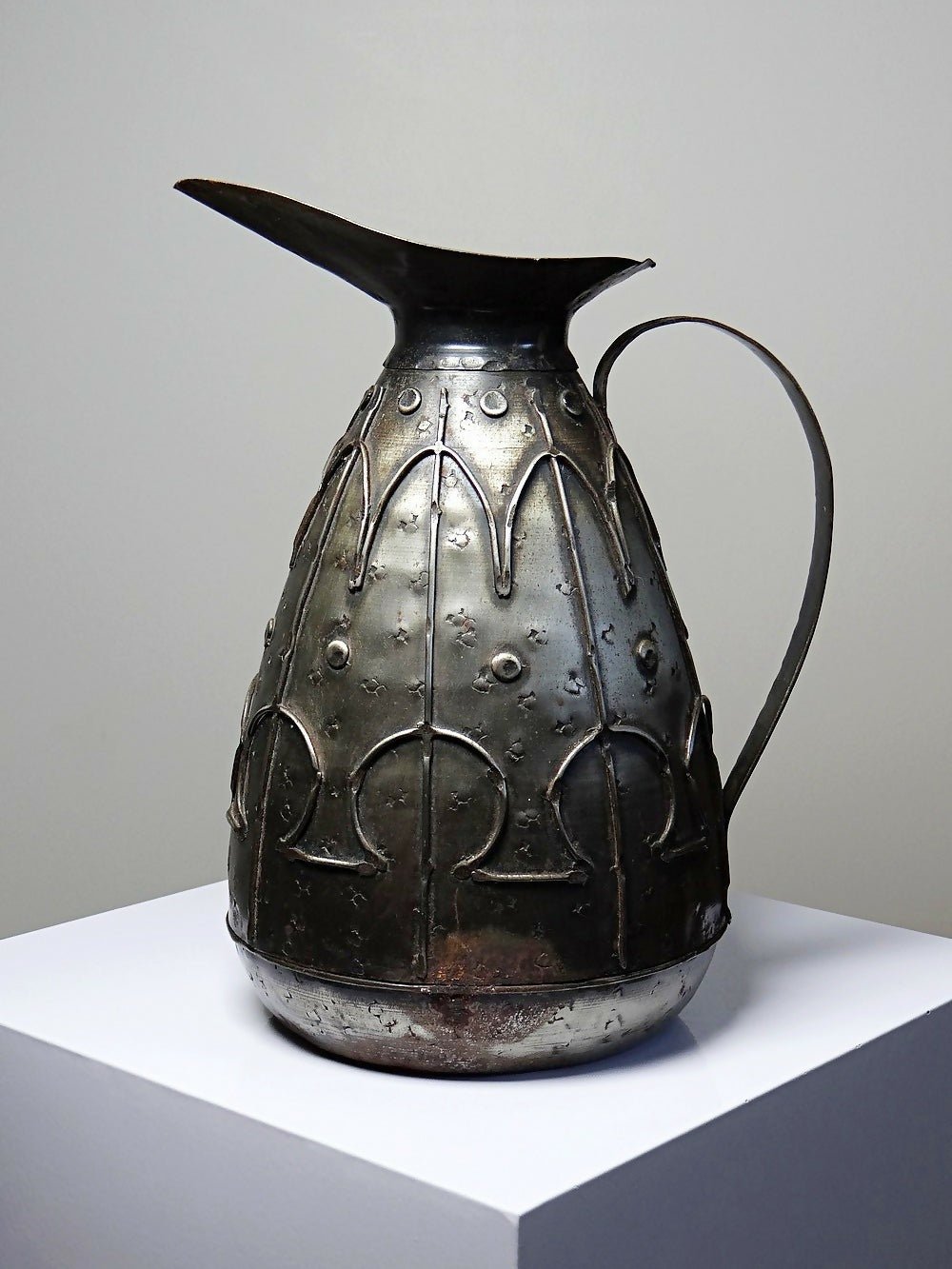 Grand pichet en taule métal ancien Arts & Crafts Alpha et Omega Brutaliste - Ethic Atelier