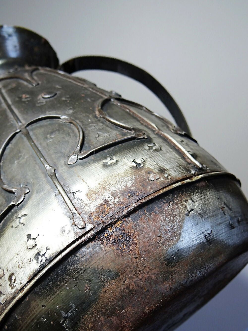 Grand pichet en taule métal ancien Arts & Crafts Alpha et Omega Brutaliste - Ethic Atelier