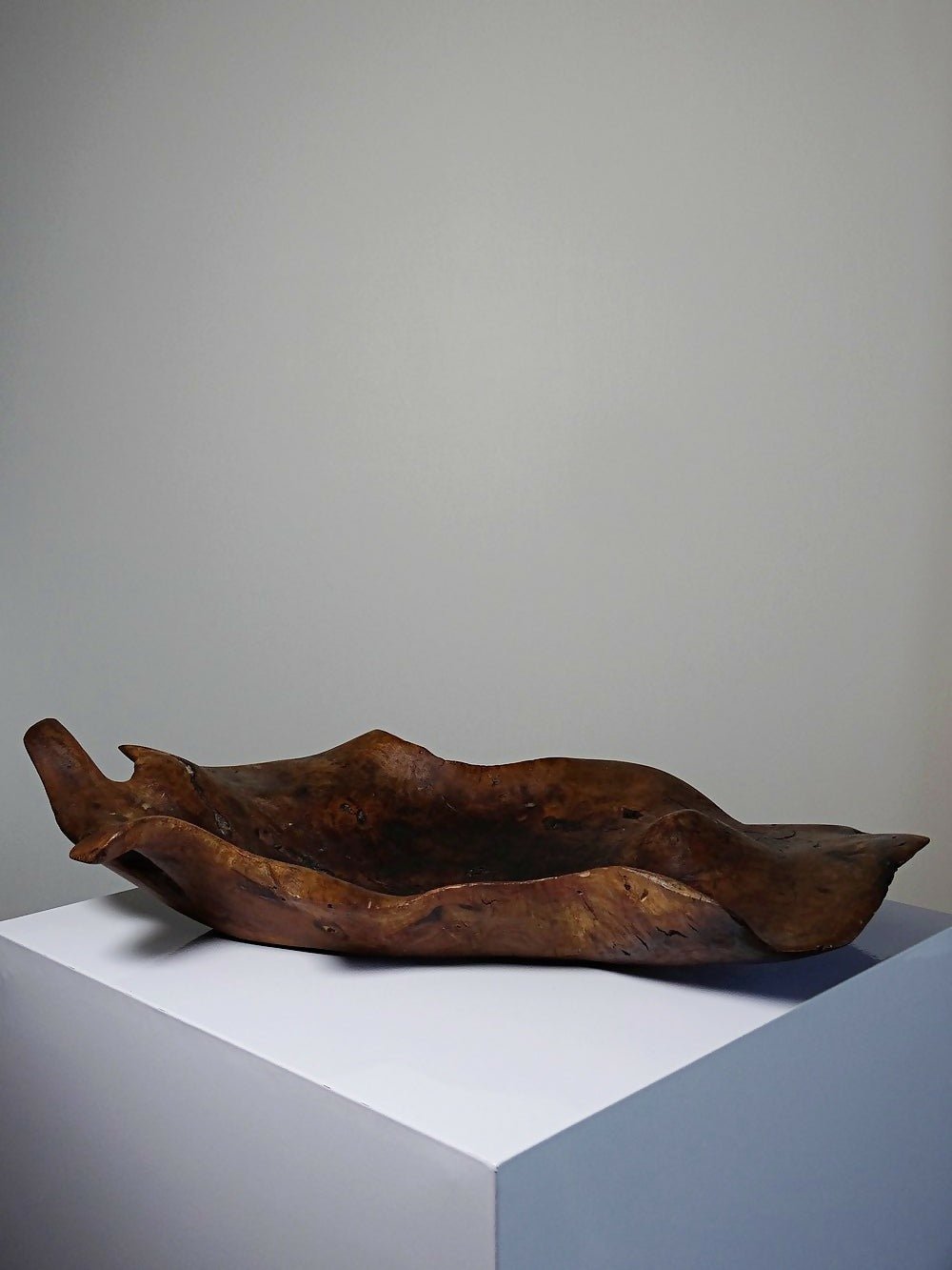 Grande coupe monoxyle en bois brut d'olivier foncé années 50 - Ethic Atelier