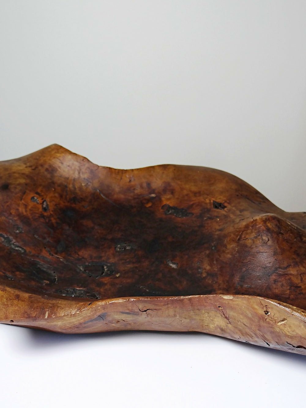 Grande coupe monoxyle en bois brut d'olivier foncé années 50 - Ethic Atelier