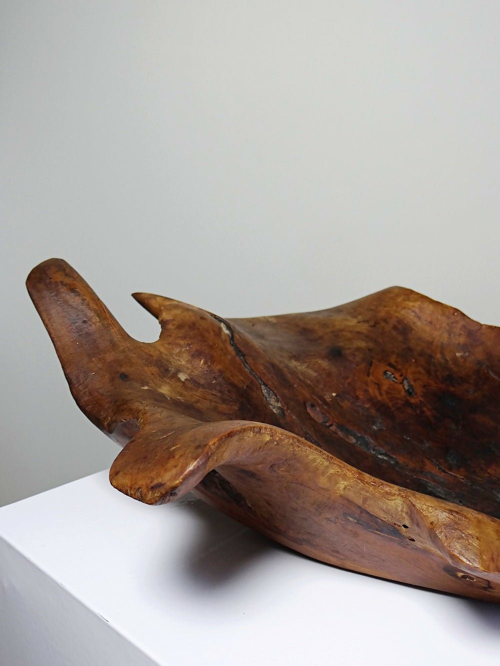 Grande coupe monoxyle en bois brut d'olivier foncé années 50 - Ethic Atelier