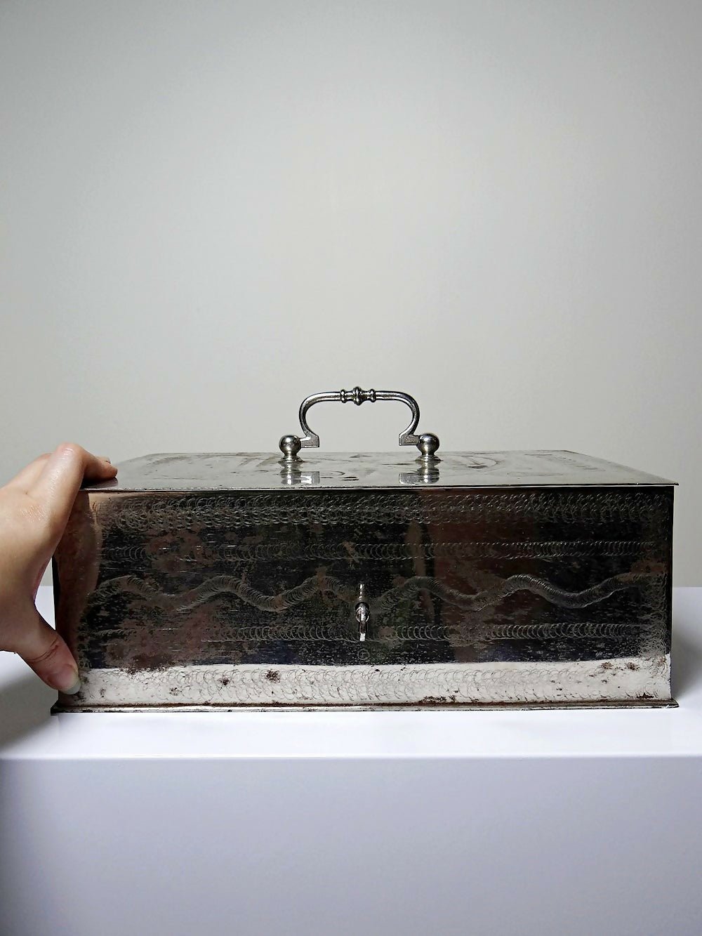 Gros coffre fort portable/caisse ancienne XIXe - XXe métal argenté - Ethic Atelier