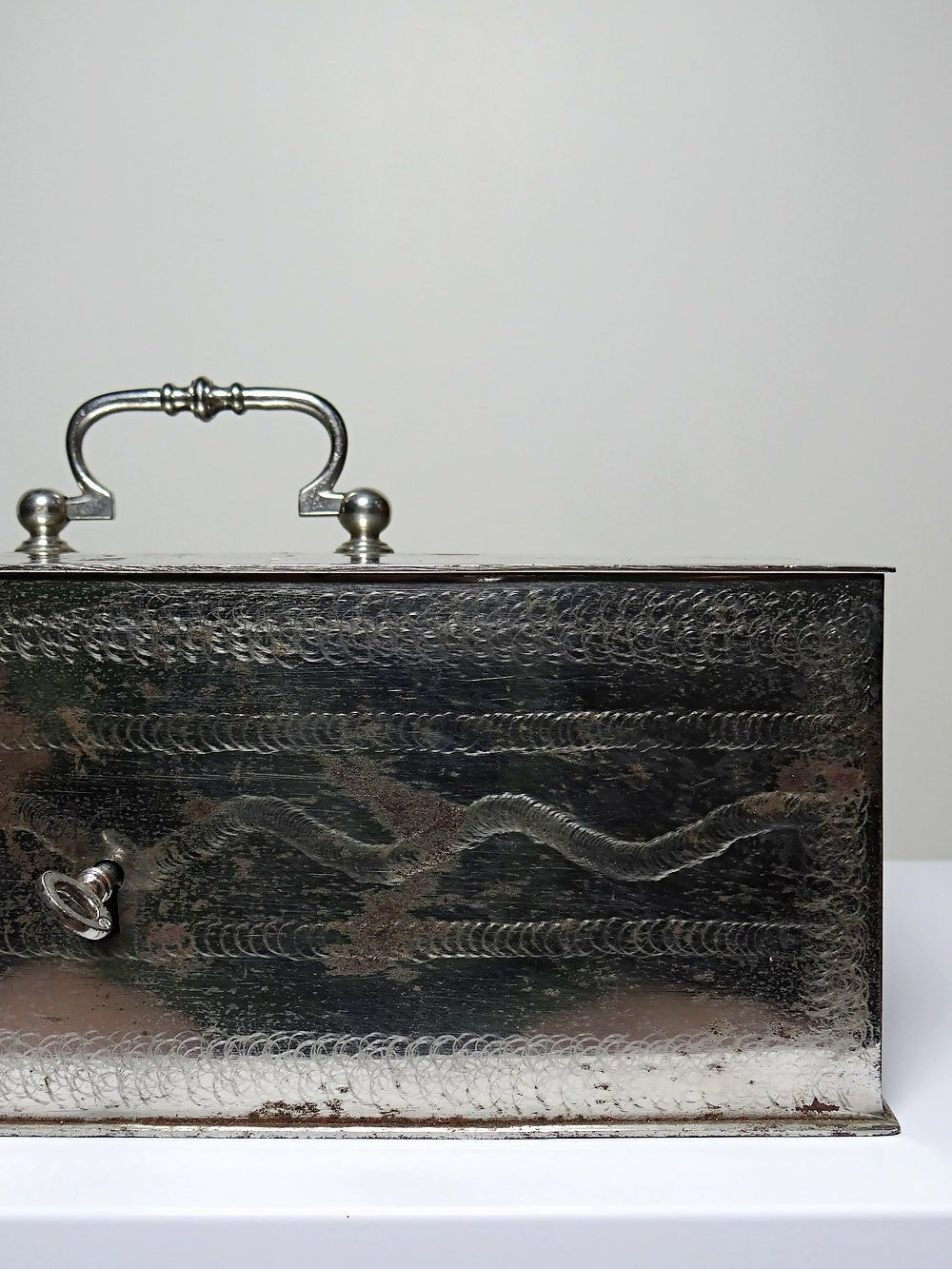 Gros coffre fort portable/caisse ancienne XIXe - XXe métal argenté - Ethic Atelier