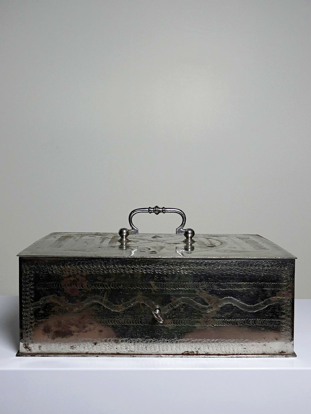 Gros coffre fort portable/caisse ancienne XIXe - XXe métal argenté - Ethic Atelier