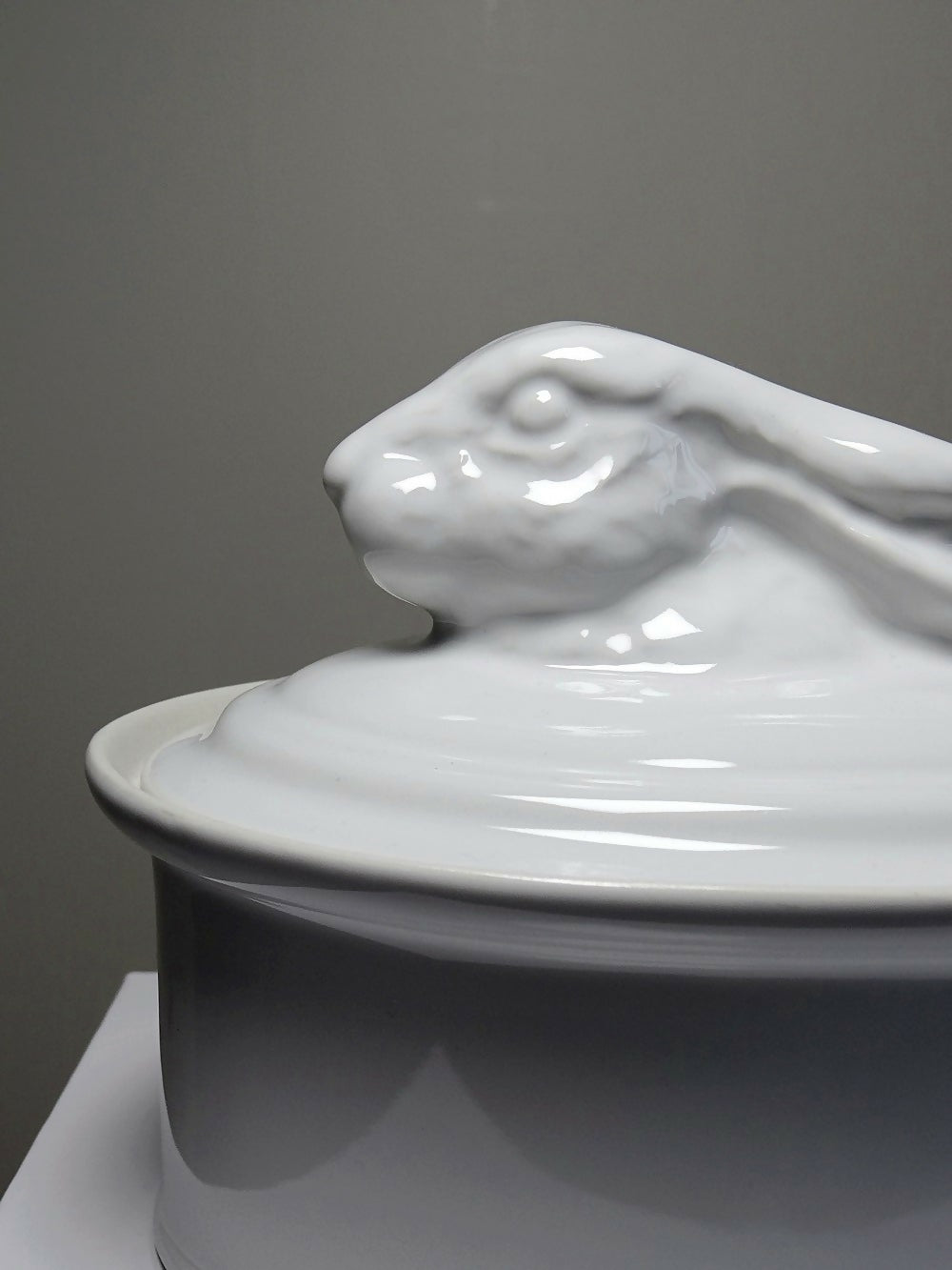 Grosse terrine en faïence blanche vintage tête de lièvre, lapin - Ethic Atelier