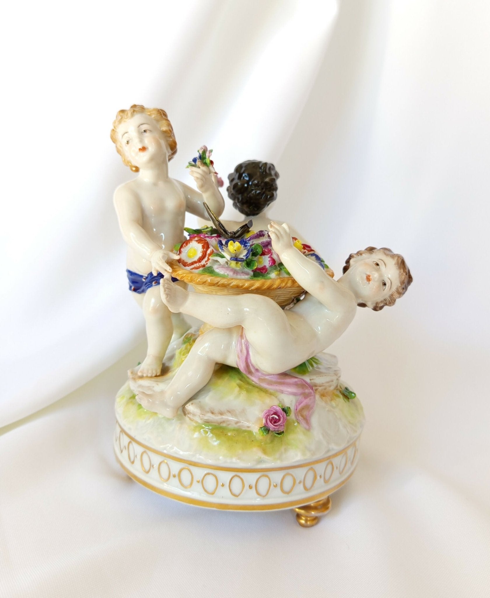 Groupe de putti en Porcelaine Aelteste Volkstedt - 1ere moitié du XXe siècle - Ethic Atelier