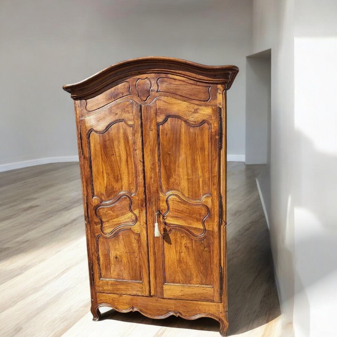 Jolie Armoire Louis XV - Chapeau de Gendarme en Noyer - Ethic Atelier